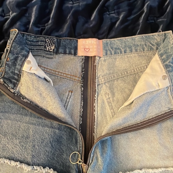 Full zip denim shorts with color blocks - Picture 2 of 3